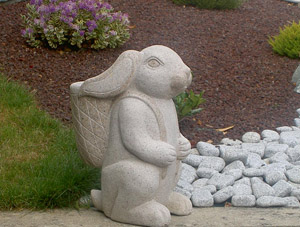 Lapin de pierre avec sa hotte
